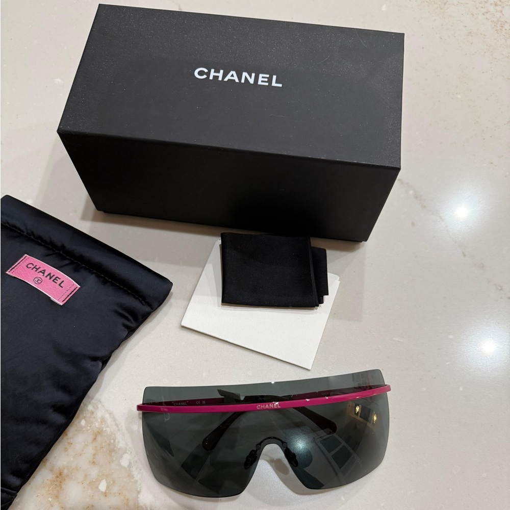 CHANEL shield sunglasses L3741 black with Rose pink
